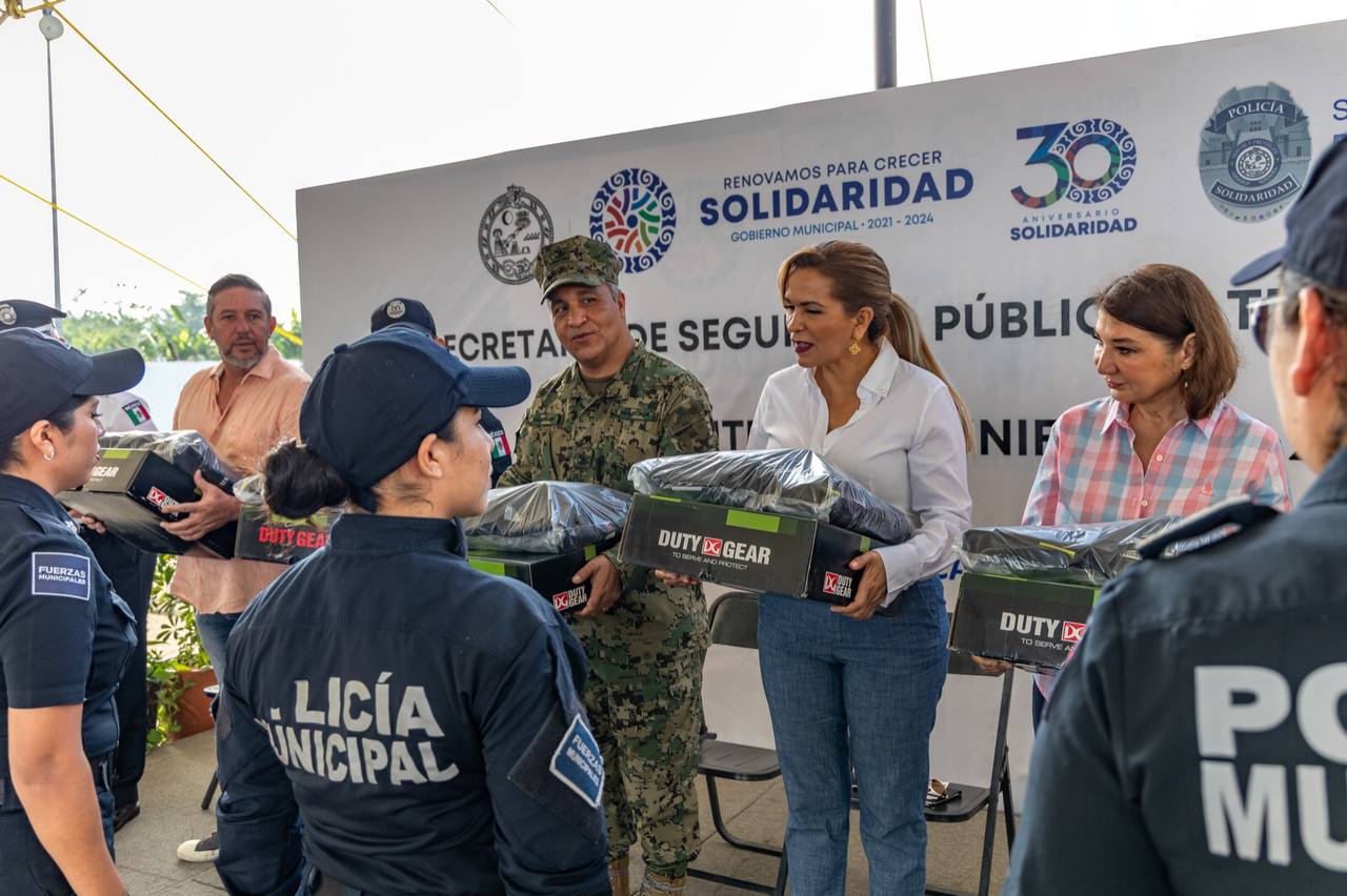 Lili Campos entrega equipo y anuncia aumento en seguro de vida a policías – H. Ayuntamiento de Solidaridad