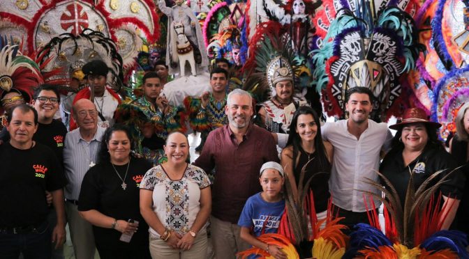 Reciben Tlahualies a Bedolla en su fiesta patronal