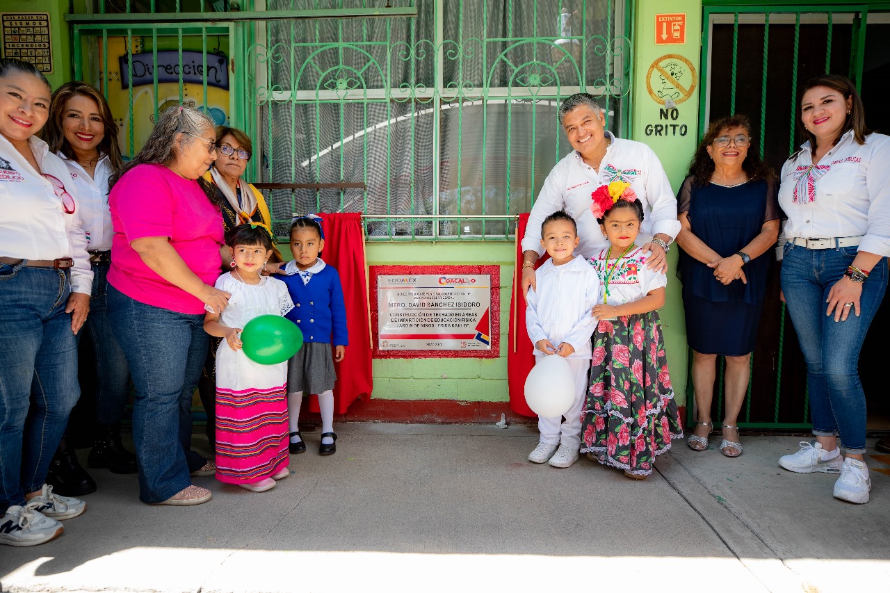 ENTREGA DAVID SÁNCHEZ MÁS ARCOTECHOS EN BENEFICIO DE ESTUDIANTES DE COACALCO