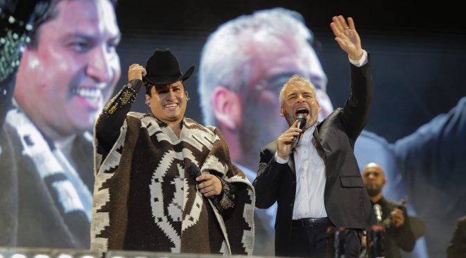 Regala Bedolla gabán de lana michoacano a Julión Álvarez