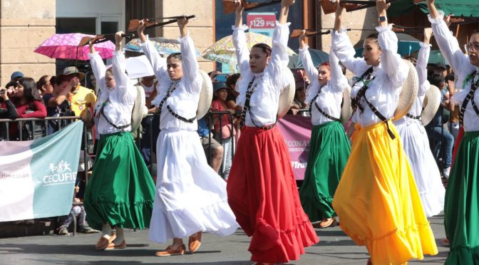Bedolla y miles de michoacanos disfrutan desfile por el 113 Aniversario de la Revolución