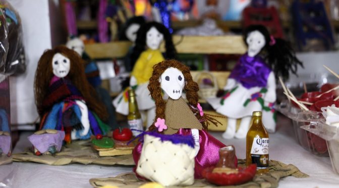 Sin calaveritas no hay altares; más de 20 años de tradición en Pátzcuaro