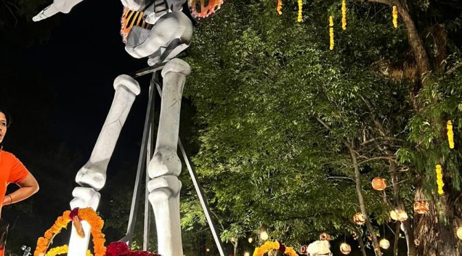 Vive la Noche de Muertos en el Ceconexpo con altares y calacas gigantes