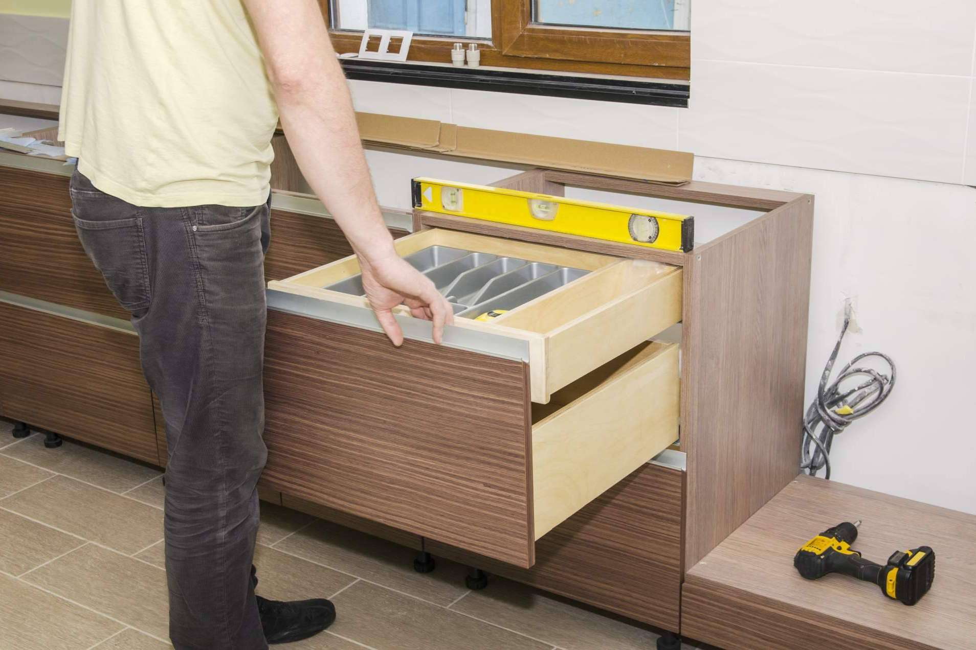 Encontrar herrajes para muebles en América Distribution Center