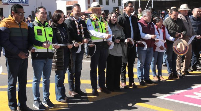 Inaugura Bedolla carretera en beneficio de artesanos de Cuanajo y Tupáraro