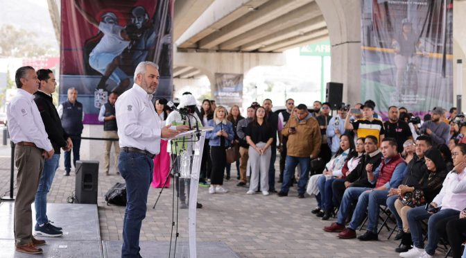 Inaugura Bedolla obras en bajopuente de salida a Mil Cumbres