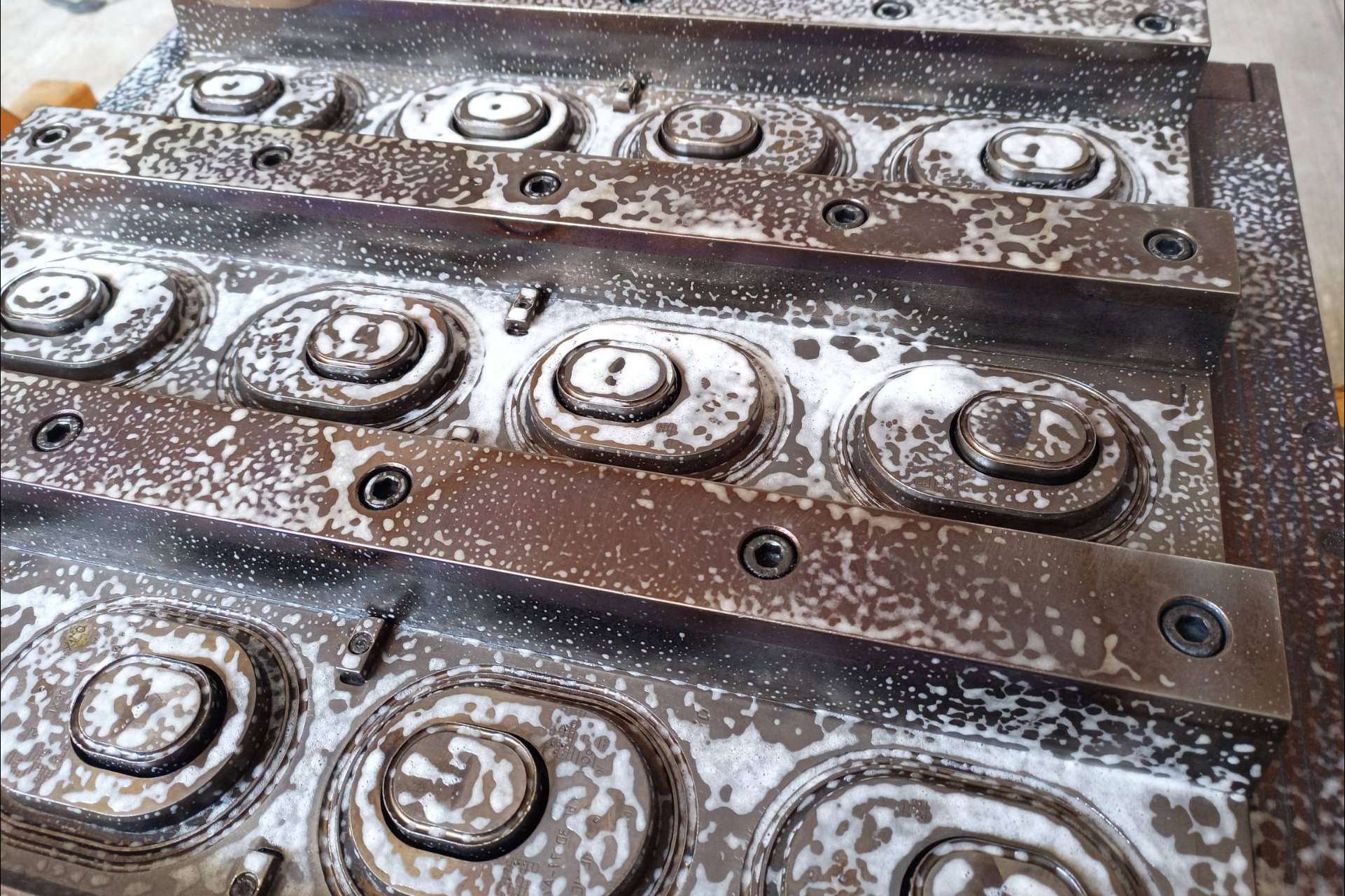 Mantenimiento preventivo y correctivo de moldes de inyección con Moldes A.W.