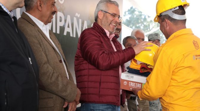Con entrega de equipamiento, arranca Bedolla campaña contra incendios 2024
