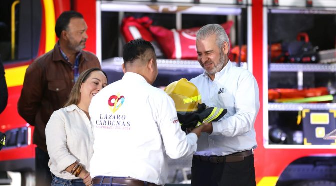Encabeza Bedolla entrega histórica de equipamiento para bomberos por más 142 mdp