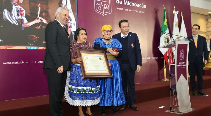 Entrega Bedolla a cocineras tradicionales premio internacional de gastronomía
