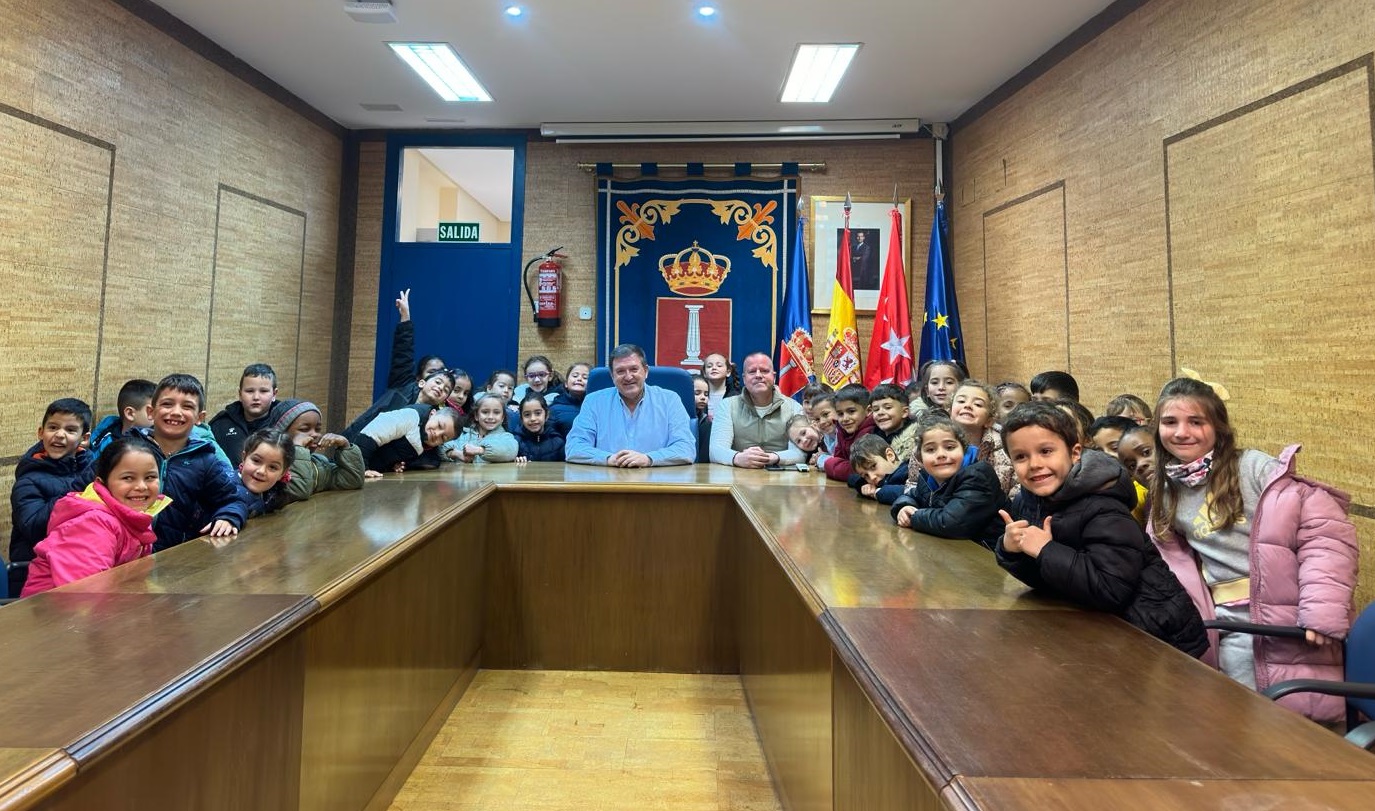 Los alumnos de 1º de Primaria del CEIP “Hermanos Torá” visitan el Salón de Plenos del Ayuntamiento de Humanes de Madrid