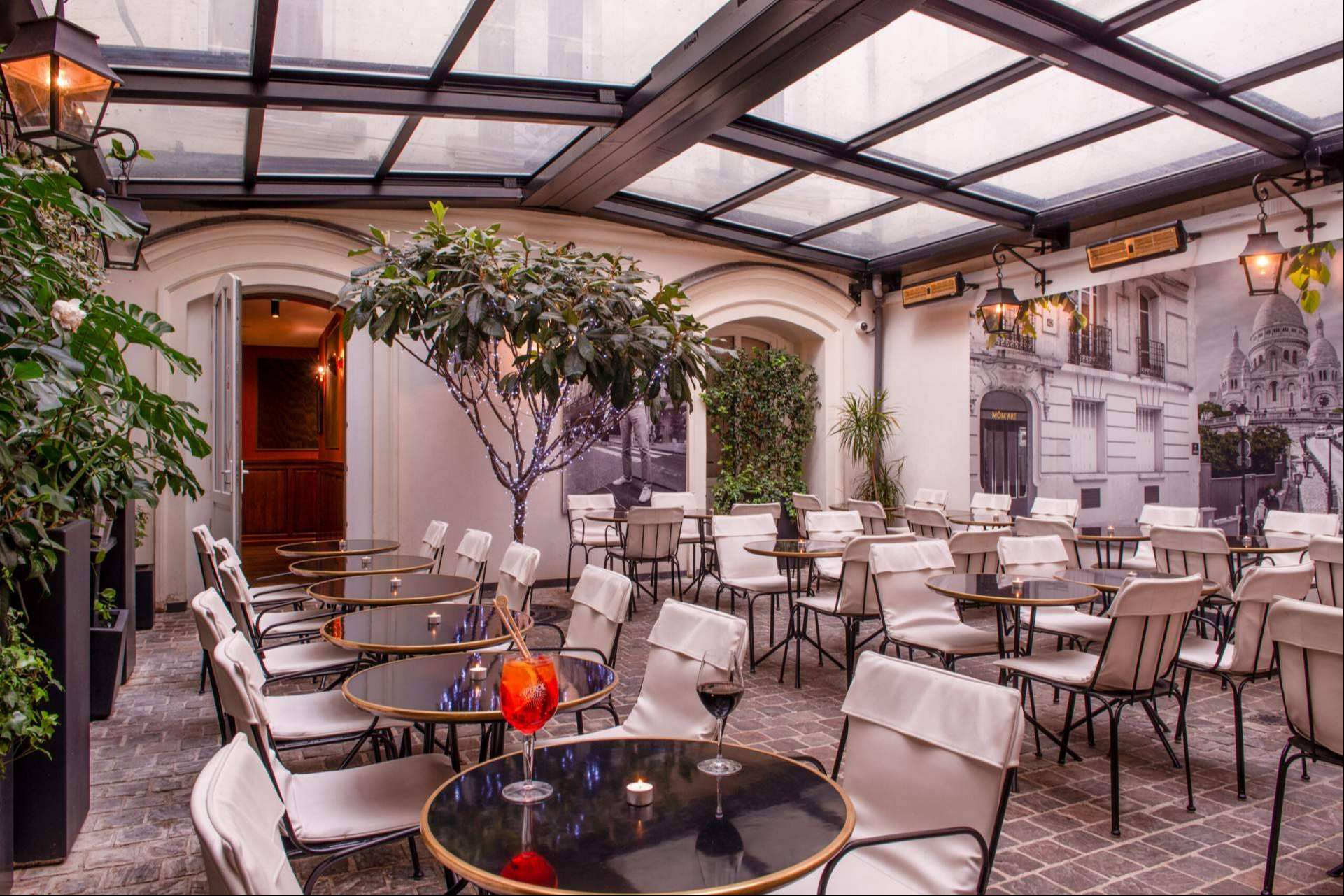 Flexibilidad y confort todo el año; techos móviles de Airclos para restaurantes y hoteles