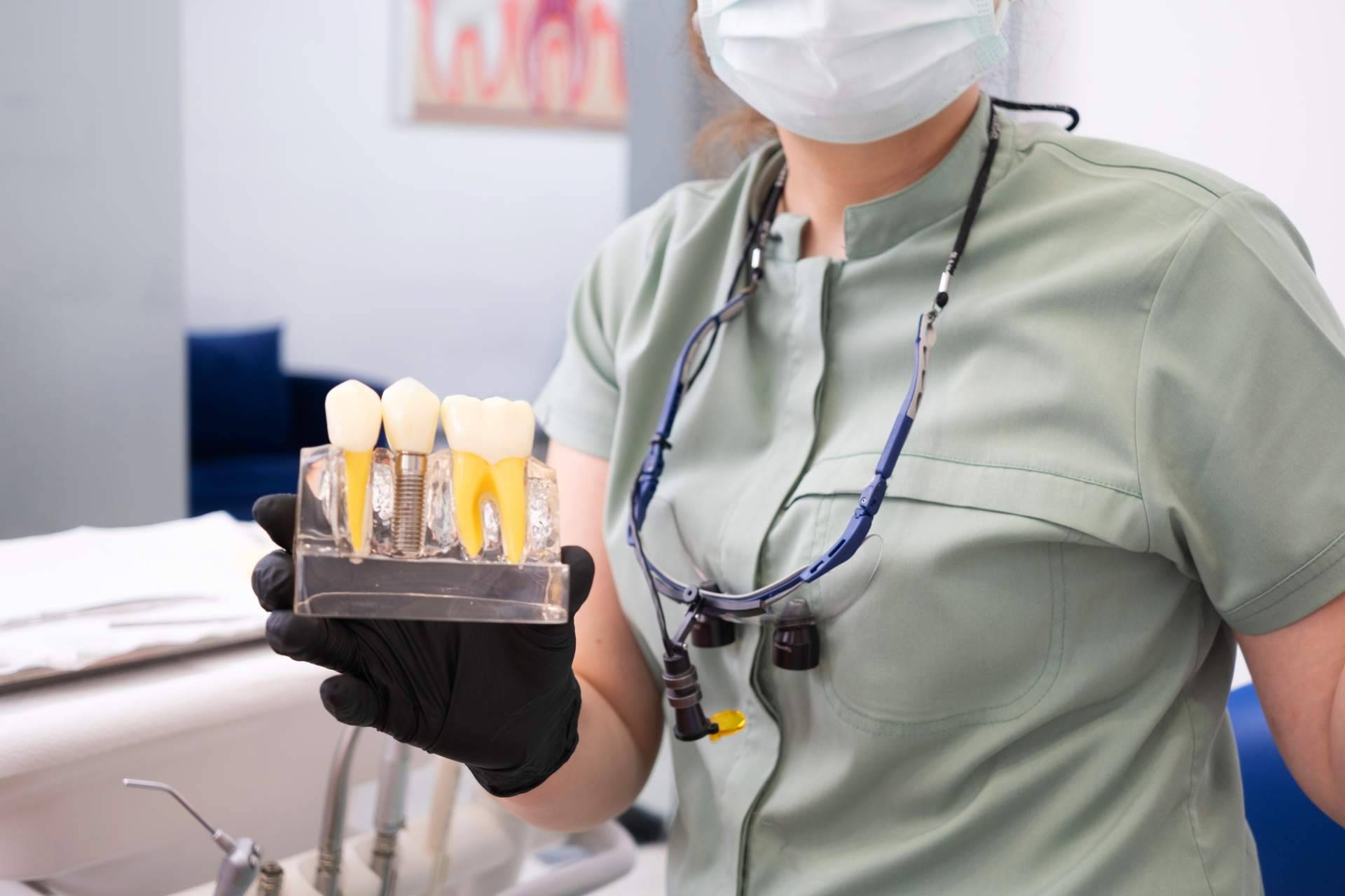 Sodein Clínicas Dentales revoluciona la implantología con implantes mínimamente invasivos rehabilitados en 48 horas