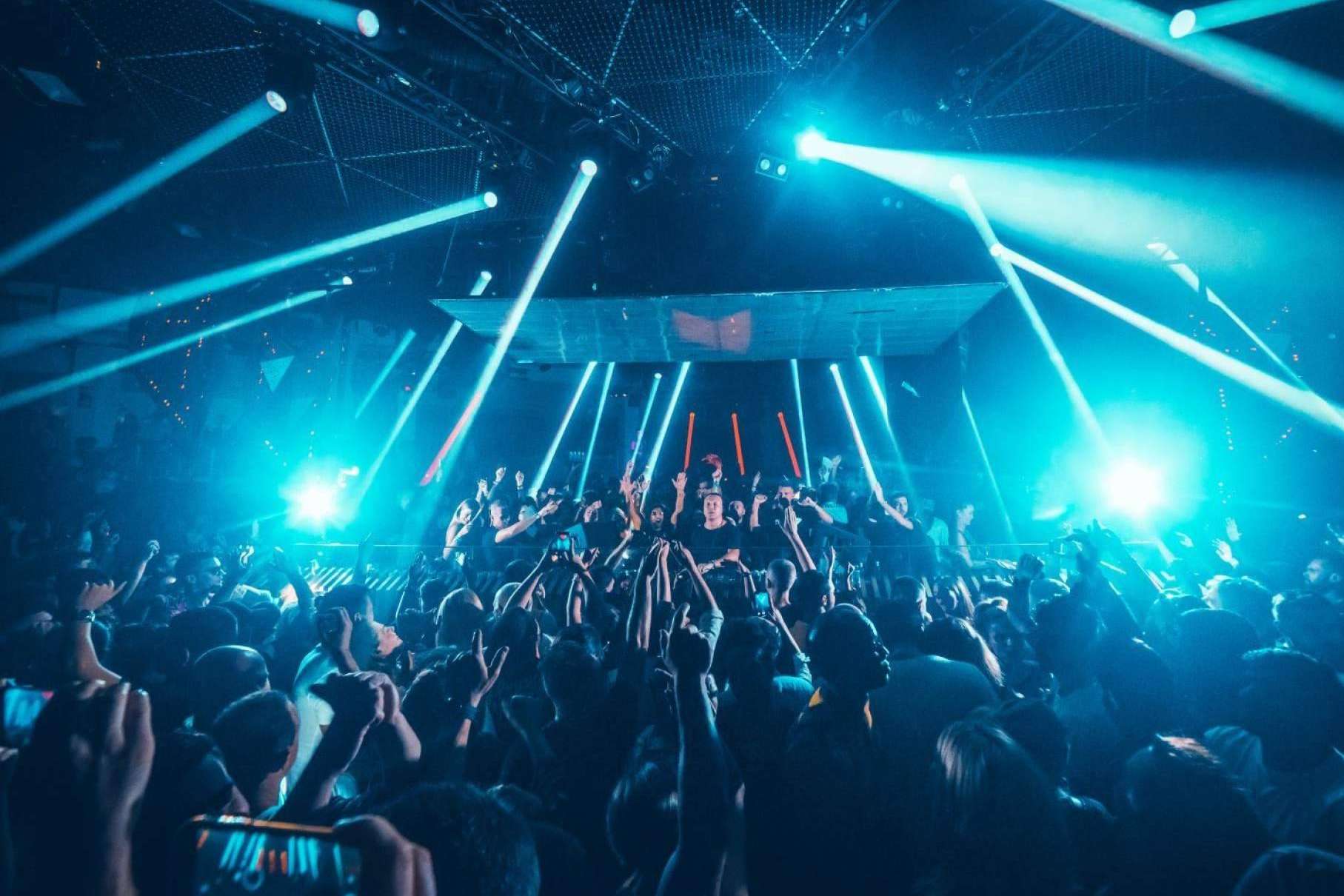 La escena nocturna de Ibiza establece los estándares globales de lujo en 2025; El auge de la cultura de las mesas VIP