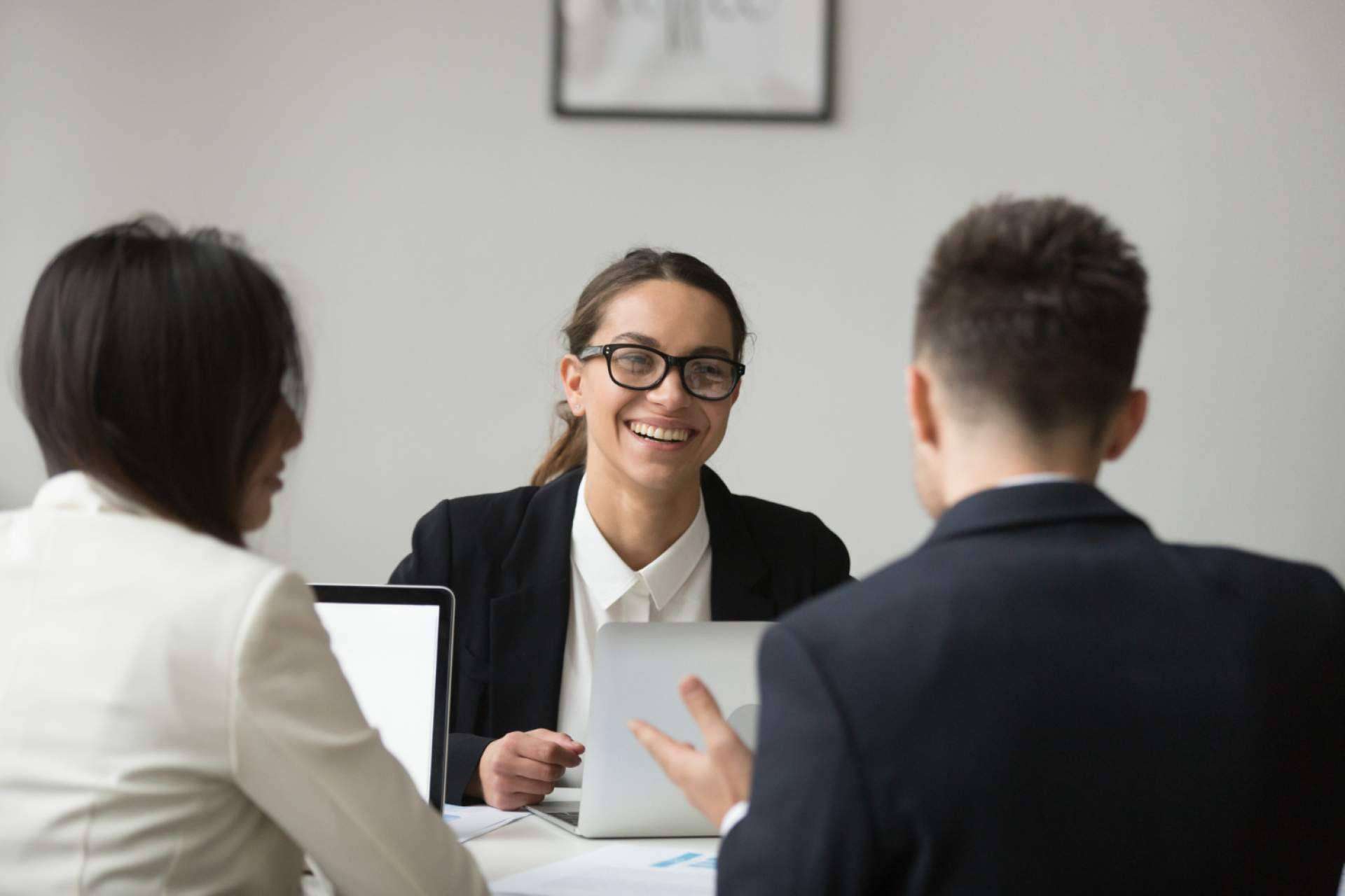 ¿Prometieron un gran empleo? HR Consultant ayuda a hacerlo realidad, sin caer en una estafa