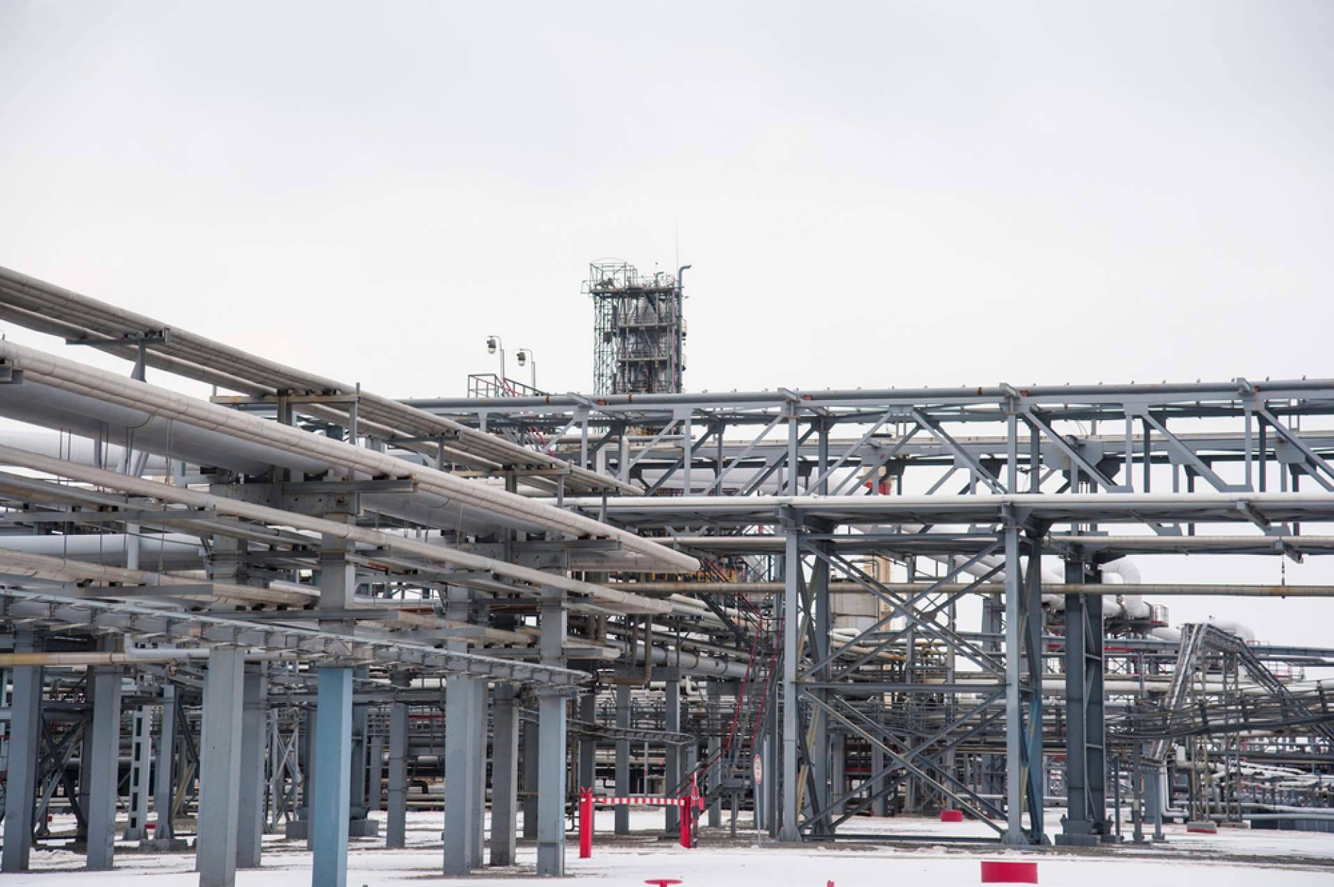 Ingeniería química y surfactantes; aliados en la mejora del rendimiento petrolero
