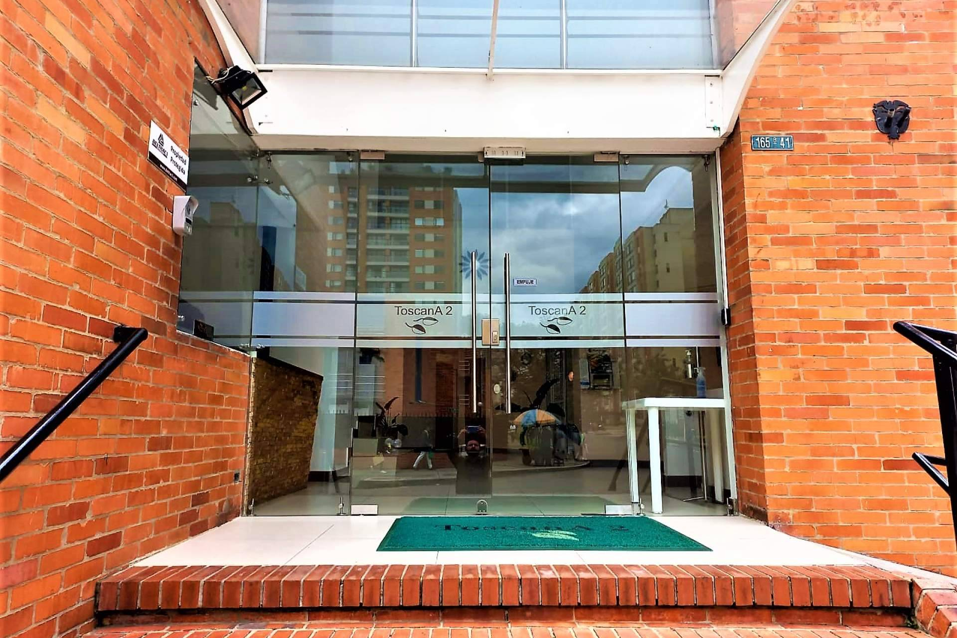 Tesla Arquitectura desarrolla puertas de vidrio y cerramientos para proyectos arquitectónicos en Bogotá